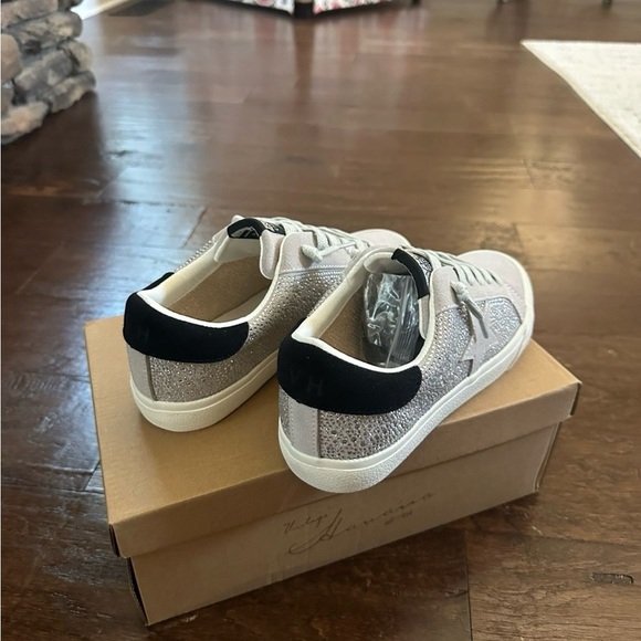 Vintage Havana Women’s rhinestone sneaker-size 7.5-grey/silver-brand new - Picture 9 of 15